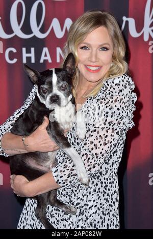 Jennie Garth alla registrazione dell'Hallmark Channel TV show 'American Rescue Dog Show 2019' nel Barker Hangar. Santa Monica, Gennaio 19, 2020 | Utilizzo di tutto il mondo Foto Stock