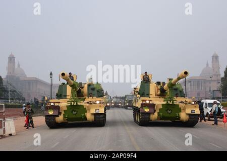 Serbatoi dell esercito di drive-by durante le prove per il prossimo evento di Delhi.Il giorno della Repubblica Parade 2020 prove avvengono a Rajpath a Nuova Delhi. A causa della Repubblica parata del giorno prove, vie come Rajpath, Rajendra Prasad Road, Janpath, Ferozeshah Road, Motilal Nehru Marg, Akbar Road e Tughlaq Strada sono attesi per vedere il traffico pesante. Foto Stock