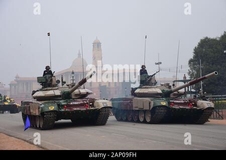 Serbatoi dell esercito di drive-by durante le prove per il prossimo evento di Delhi.Il giorno della Repubblica Parade 2020 prove avvengono a Rajpath a Nuova Delhi. A causa della Repubblica parata del giorno prove, vie come Rajpath, Rajendra Prasad Road, Janpath, Ferozeshah Road, Motilal Nehru Marg, Akbar Road e Tughlaq Strada sono attesi per vedere il traffico pesante. Foto Stock