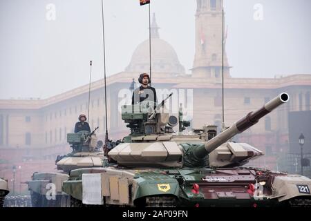 Serbatoi dell esercito di drive-by durante le prove per il prossimo evento di Delhi.Il giorno della Repubblica Parade 2020 prove avvengono a Rajpath a Nuova Delhi. A causa della Repubblica parata del giorno prove, vie come Rajpath, Rajendra Prasad Road, Janpath, Ferozeshah Road, Motilal Nehru Marg, Akbar Road e Tughlaq Strada sono attesi per vedere il traffico pesante. Foto Stock