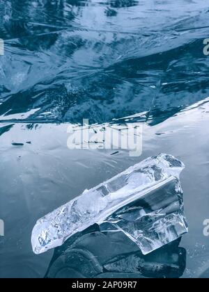 Bella ghiacciolo sul ghiaccio nero del lago ghiacciato Oeschinensee nelle Alpi bernesi Foto Stock