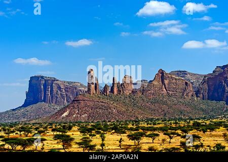 Koraro pinnacoli in Gheralta massiccio montuoso, la parte settentrionale della Rift Valley orientale africana, vicino Hazwien, Tigray, Etiopia Foto Stock