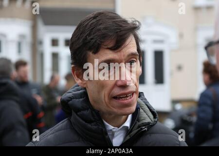 Ex Tory MP Rory Stewart parla ai media presso la scena in Seven Kings, Ilford, East London, dove tre persone sono morte dopo essere stato accoltellato domenica sera. Due uomini di età compresa tra 29 e 39, sono stati arrestati dalla polizia metropolitana per sospetto di omicidio. Foto Stock