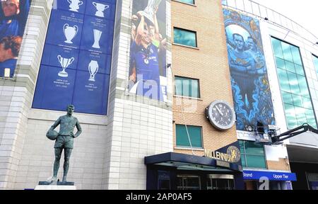 Londra, Regno Unito. Xx gen, 2020. Israeliano artista di strada Solomon Souza mette gli ultimi ritocchi al suo murale commemorativo dei calciatori ebraica e British POWs inviati nei campi nazisti per contrassegnare olocausto Giorno del Ricordo ( Gen 27th) at Chelsea Football Club, Stamford Bridge. Credito: Brian Minkoff/Alamy Live News Foto Stock