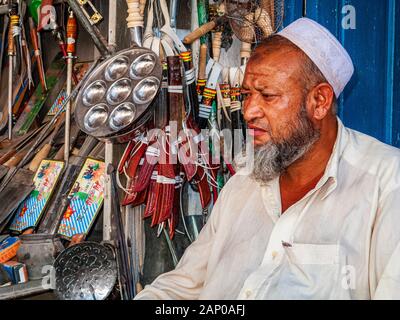 Uigur commerciante vendere hardware nel bazar della vecchia parte distrutta dell'Oasi Foto Stock