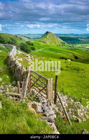 Vista verso la collina di cromo che è un ex calcare reef knoll. Foto Stock