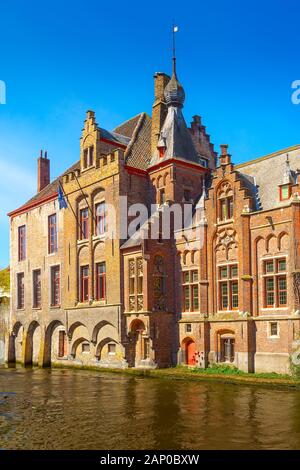 Bruges, Belgio antico medievale case fatte di mattoni a Canale d'acqua nella città vecchia Foto Stock