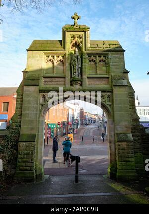 Inghilterra, Lancashire, Chorley - 19 Gennaio 2020: porta a Santa Maria la Chiesa Cattolica Romana Chorley guardando dalla chiesa Foto Stock