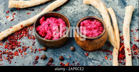 In casa di rafano piccante salsa di condimento in vaso Foto Stock