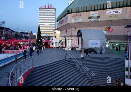 Centro commerciale di scala al 'Trg Krajine' (la Krajina Square) all'inizio, pre-serata di Natale. Banja Luka, la Republika Srpska, Bosnia e Erzegovina.tr Foto Stock