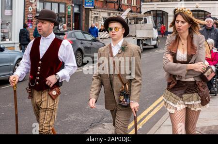 Famiglia dei Goti in costumi tradizionali a Whitby Goth Festival Weekend a Whitby nel North Yorkshire. Foto Stock