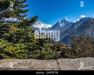 Vista del Monte Everest nella zona himalayana in Nepal Foto Stock