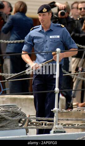 Il principe William il primo giorno di training con la Royal Navy a Dartmouth Naval college, Devon nel 2008. Foto Stock