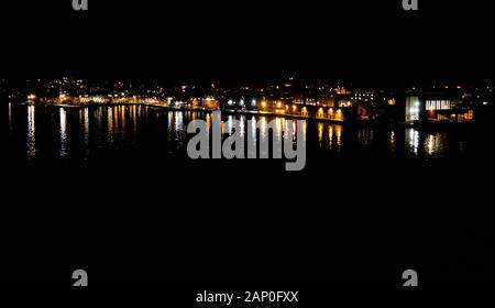 Lerwick Warefront di notte preso dal ponte del Lerwick per Aberdeen Ferry Foto Stock