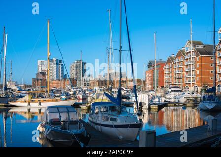 Ipswich Marina, vista di yacht e imbarcazioni da diporto ormeggiate nel porto turistico di Ipswich con proprietà residenziale sullo sfondo, Suffolk, East Anglia, Regno Unito. Foto Stock