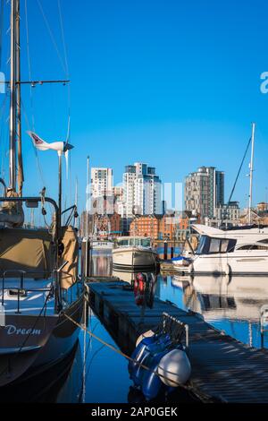 Ipswich marina, vista di yacht e imbarcazioni da diporto ormeggiate nel porto turistico di Ipswich con proprietà residenziale sullo sfondo, Suffolk, East Anglia, Regno Unito. Foto Stock