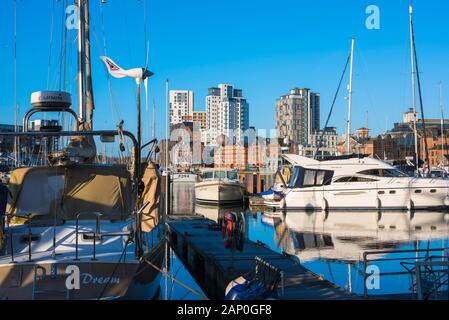 Lungomare di Ipswich, vista di yacht e imbarcazioni da diporto ormeggiate nel porto turistico di Ipswich con proprietà residenziale sullo sfondo, Suffolk, East Anglia, Regno Unito. Foto Stock