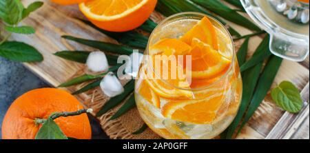 In casa mocktail rinfrescanti con soda e succo di arancia close up Foto Stock