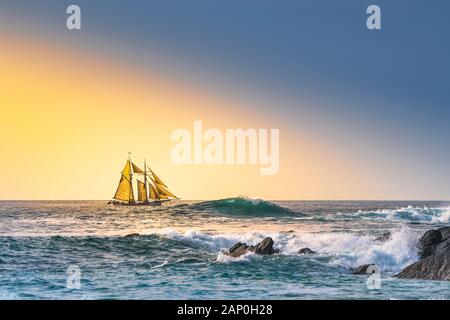 La goletta Anny possedute da Rolf Munding a pieno la vela vela passato Fistral a Newquay in Cornovaglia. Foto Stock