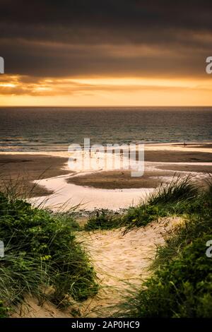 Un bellissimo tramonto su Fistral Beach in Newquay in Cornovaglia. Foto Stock