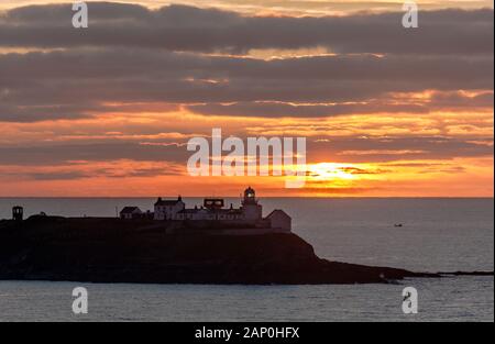 Roches Point, Cork, Irlanda. Il 20 gennaio, 2020. Sun inizia a salire su una fredda mattina dietro il faro di Roches Point, Cork, Irlanda. - Credito; David Creedon / Alamy Live News Foto Stock