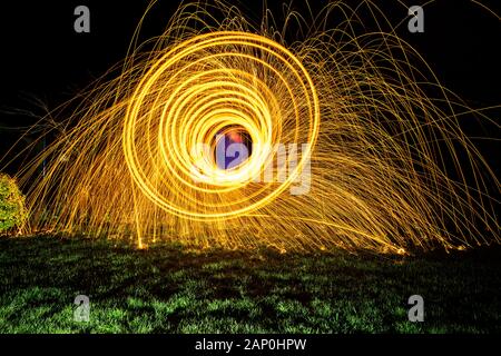 Fuochi d'artificio, realizzati dalla filatura di lana di filo bruciante in una frusta d'uovo. Foto Stock