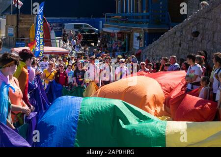 I partecipanti preparano per l'avvio dell'annuale Gay Pride Parade di Newquay in Cornovaglia. Foto Stock