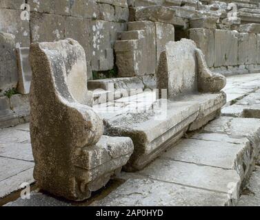 La Turchia. Anatolia. Aspendos. Città greco-romana. Teatro. Epoca romana. Esso fu costruito dall'architetto Zenon. 2° secolo. Sedili intagliati in marmo (proedria) nella Cavea Ima, riservati per i vertici della società. Foto Stock