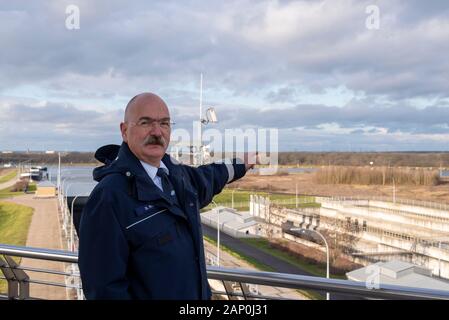 13 gennaio 2020, Sassonia-Anhalt, Magdeburg: Burkhard Knuth, testa del Magdeburg navigabile Ufficio costruzione, sorge sulla torre di osservazione di Rothensee serratura. Che punti a un piccolo pezzo di foresta dove un grande centro di controllo è di essere costruito. Secondo lui, per un totale di trenta serrature e 16 sbarramenti sarà controllata e mantenuta dalla serratura Rothensee in futuro. È previsto di collegare serrature dal vicino stato di Brandeburgo al centro di controllo. Come un esempio Knuth menzionato le serrature di Wusterwitz, Zerben e Brandeburgo. La costruzione del grande centro di controllo inizierà nel 2021/ Foto Stock