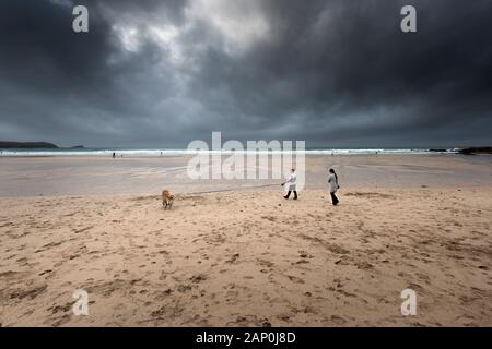 Dark nuvole temporalesche raccogliendo oltre Fistral Beach in Newquay in Cornovaglia. Foto Stock