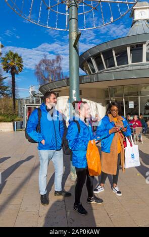 Bournemouth, Dorset, Regno Unito. Lunedì 20th gennaio 2020. Il sito di cashback Quidco.com sta regalando un totale di 10.000 £a 10 città e città del Regno Unito durante il giorno, tra cui Bournemouth, per allietare i passanti il lunedì blu, considerato il giorno più deprimente dell'anno. Le buste consegnate contengono £5, £10, £20, £50 note o schede di memoria. Tutto è andato in meno di 5 minuti, ma ha illuminato il giorno per coloro fortunati a riceverli! Credit: Carolyn Jenkins/Alamy Live News Foto Stock