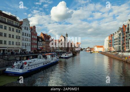 Pomeriggio estivo sul fiume Motlawa in Gdansk old town. Foto Stock