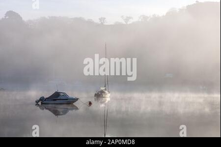 Drake's Pool, Crosshaven, Co. Cork, Irlanda. Il 20 gennaio, 2020.barche ormeggiate su una calma nebbiosa mattina di gennaio in Drake's Pool, Crosshaven, Co. Cork, Irlanda. - Credito; David Creedon / Alamy Live News Foto Stock