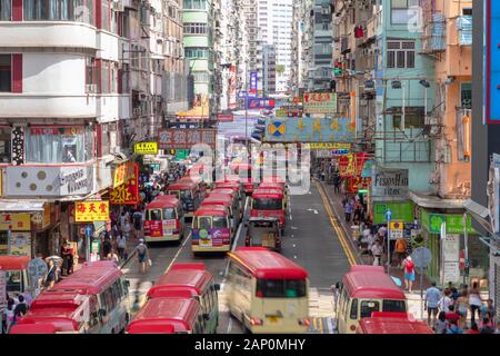 Mini bus parcheggiati sulla strada, Kowloon, Hong Kong Foto Stock