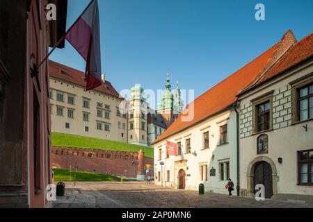 Mattinata estiva sulla Via Kanonicza nella citta' vecchia di Cracovia. Foto Stock