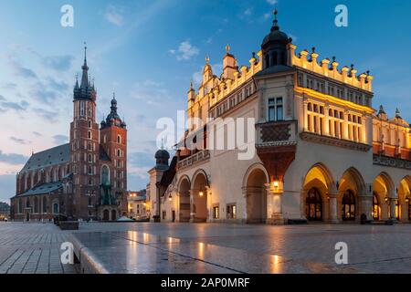 Alba sulla piazza principale del mercato nella citta' vecchia di Cracovia. Foto Stock