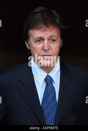 Sir Paul McCartney lasciando la High Court di Londra nel secondo giorno della sua audizione di divorzio dalla moglie Heather Mills nel 2008. Foto Stock