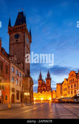 Alba sulla piazza della città vecchia di Praga. Foto Stock
