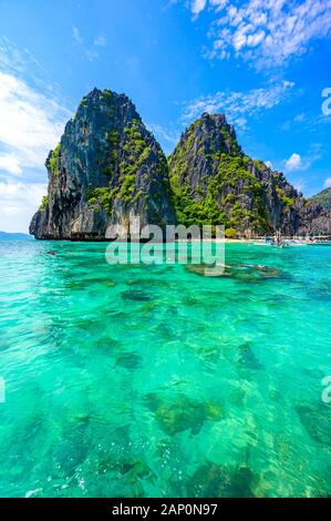 Tropical Shimizu Island e Paradise beach, El Nido, PALAWAN FILIPPINE. Gita di un percorso. Coral reef e sharp scogliere calcaree. Foto Stock