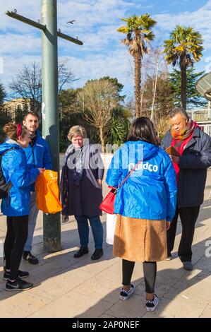 Bournemouth, Dorset, Regno Unito. Lunedì 20th gennaio 2020. Il sito di cashback Quidco.com sta regalando un totale di 10.000 £a 10 città e città del Regno Unito durante il giorno, tra cui Bournemouth, per allietare i passanti il lunedì blu, considerato il giorno più deprimente dell'anno. Le buste consegnate contengono £5, £10, £20, £50 note o schede di memoria. Tutto è andato in meno di 5 minuti, ma ha illuminato il giorno per coloro fortunati a riceverli! Credit: Carolyn Jenkins/Alamy Live News Foto Stock