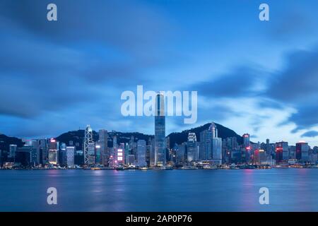 Skyline di Hong Kong Island al tramonto, Hong Kong, Cina Foto Stock