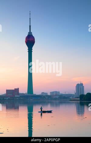 Lotus torre sul lago di Beira a sunrise, Colombo, Sri Lanka Foto Stock