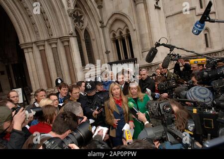 Heather Mills con sua sorella Fiona lasciando la High Court di Londra a seguito di una sentenza in materia di divorzio consensuale con suo marito sir Paul McCartney nel 2008. Foto Stock