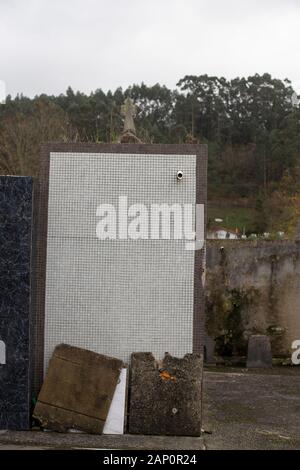 Lapidi rotte in un cimitero Foto Stock