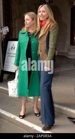 Heather Mills con sua sorella Fiona lasciando la High Court di Londra a seguito di una sentenza in materia di divorzio consensuale con suo marito sir Paul McCartney nel 2008. Foto Stock