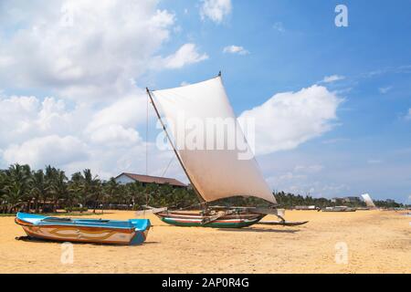Oruwa (canoa outrigger) sulla spiaggia di Negombo, provincia occidentale, Sri Lanka Foto Stock
