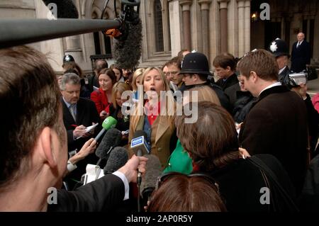 Heather Mills con sua sorella Fiona lasciando la High Court di Londra a seguito di una sentenza in materia di divorzio consensuale con suo marito sir Paul McCartney nel 2008. Foto Stock