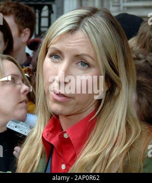 Heather Mills con sua sorella Fiona lasciando la High Court di Londra a seguito di una sentenza in materia di divorzio consensuale con suo marito sir Paul McCartney nel 2008. Foto Stock