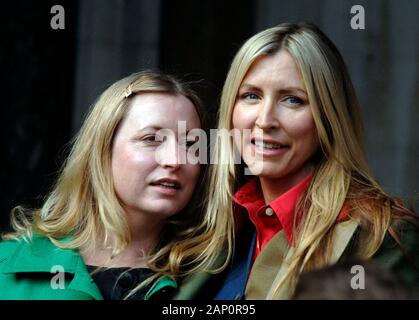 Heather Mills con sua sorella Fiona lasciando la High Court di Londra a seguito di una sentenza in materia di divorzio consensuale con suo marito sir Paul McCartney nel 2008. Foto Stock