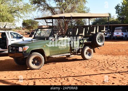 Vicino a Mariental, Namibia. 28 Feb, 2019. Convertito veicolo fuoristrada su di un guest farm in Namibia, che viene utilizzato per i cosiddetti Game drives, foto dal 28.02.2019. In corrispondenza di una unità di gioco, visitatori paganti in tali veicoli aperti sono guidati da una guida locale a luoghi nella regione dove vi è la possibilità di incontrare e vedere la fauna selvatica. Credito: Matthias Toedt/dpa-Zentralbild/ZB/Picture Alliance | in tutto il mondo di utilizzo/dpa/Alamy Live News Foto Stock